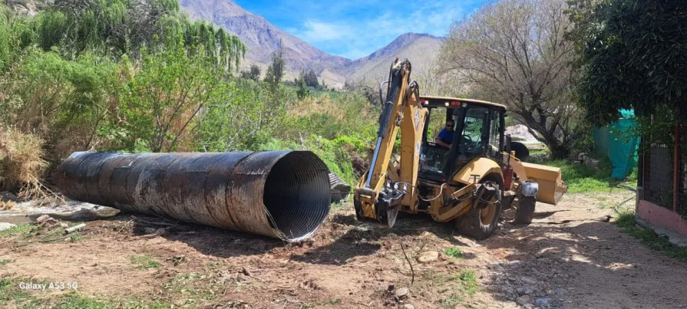 retiran-tuberias-arrastradas-por-el-rio-tras-ruptura-de-bypass-entre-montegrande-y-cochiguaz