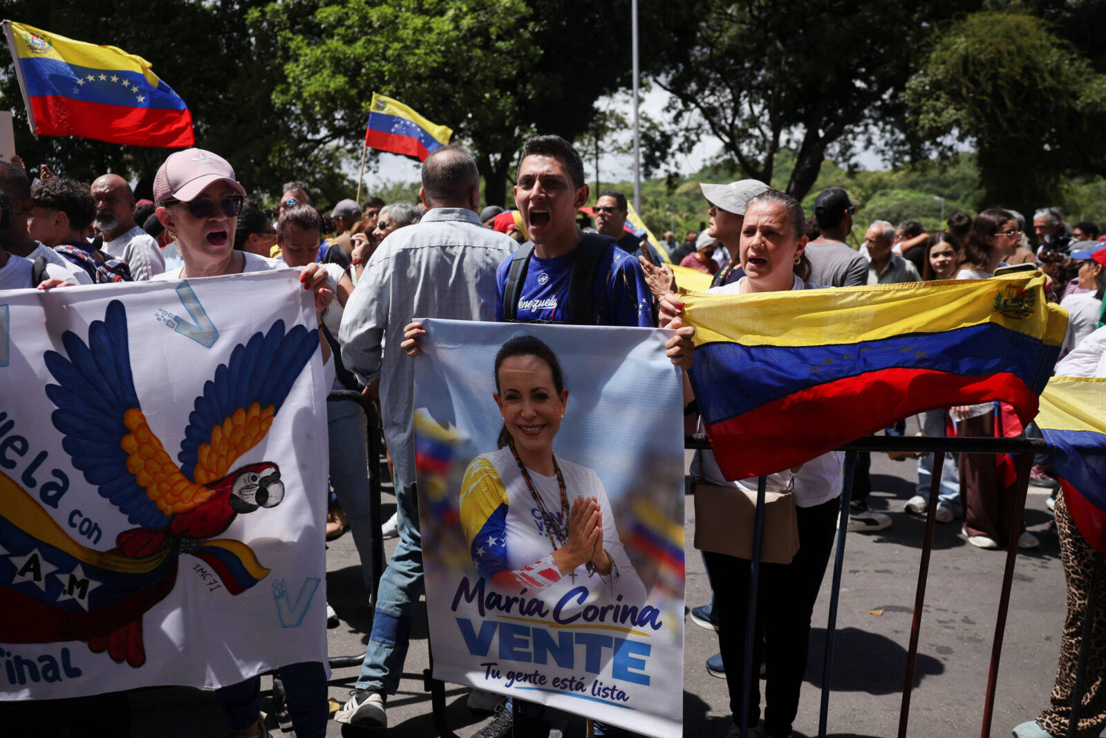 em-caracas,-manifestantes-pedem-volta-de-maria-corina-machado-a-venezuela
