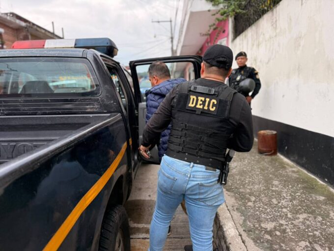 por-cargar-mas-q165-mil-en-efectivo-y-una-pistola,-detienen-a-hombre-en-la-zona-6