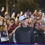 robbie-williams-sorprende-a-sus-fans-en-su-hotel-y-da-breve-show-tras-cancelarse-su-concierto-en-lima