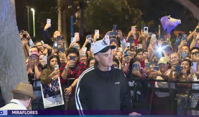 robbie-williams-sorprende-a-sus-fans-en-su-hotel-y-da-breve-show-tras-cancelarse-su-concierto-en-lima