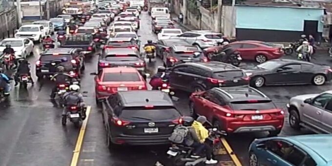 socavamiento-en-boca-del-monte-complica-la-movilidad-y-suspende-carriles-reversibles-hacia-el-sur
