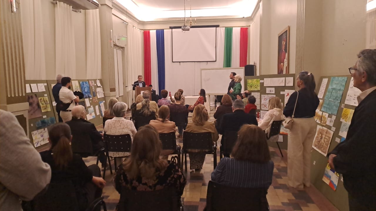 arte-y-escritura-cursiva-se-encuentran-en-una-muestra-de-49-artistas-de-paraguay-e-italia