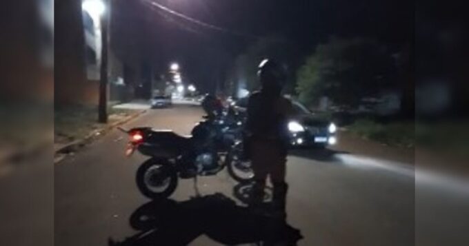 suspeito-de-fazer-delivery-de-drogas-em-apucarana-e-pego-pela-rocam-com-moto-‘pinada’
