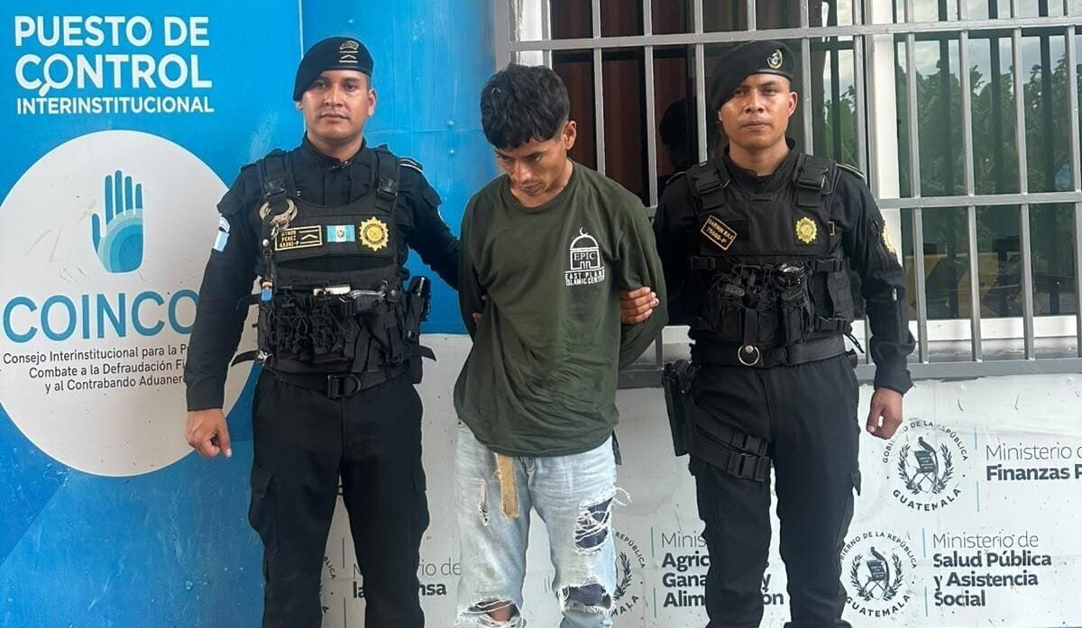 capturan-a-hondureno-con-100-piedras-de-crack-ocultas-en-casco-de-motorista