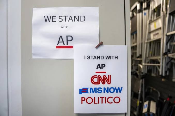 juez-federal-revoca-veto-a-medios-en-la-casa-blanca,-pero-administracion-trump-no-cumple