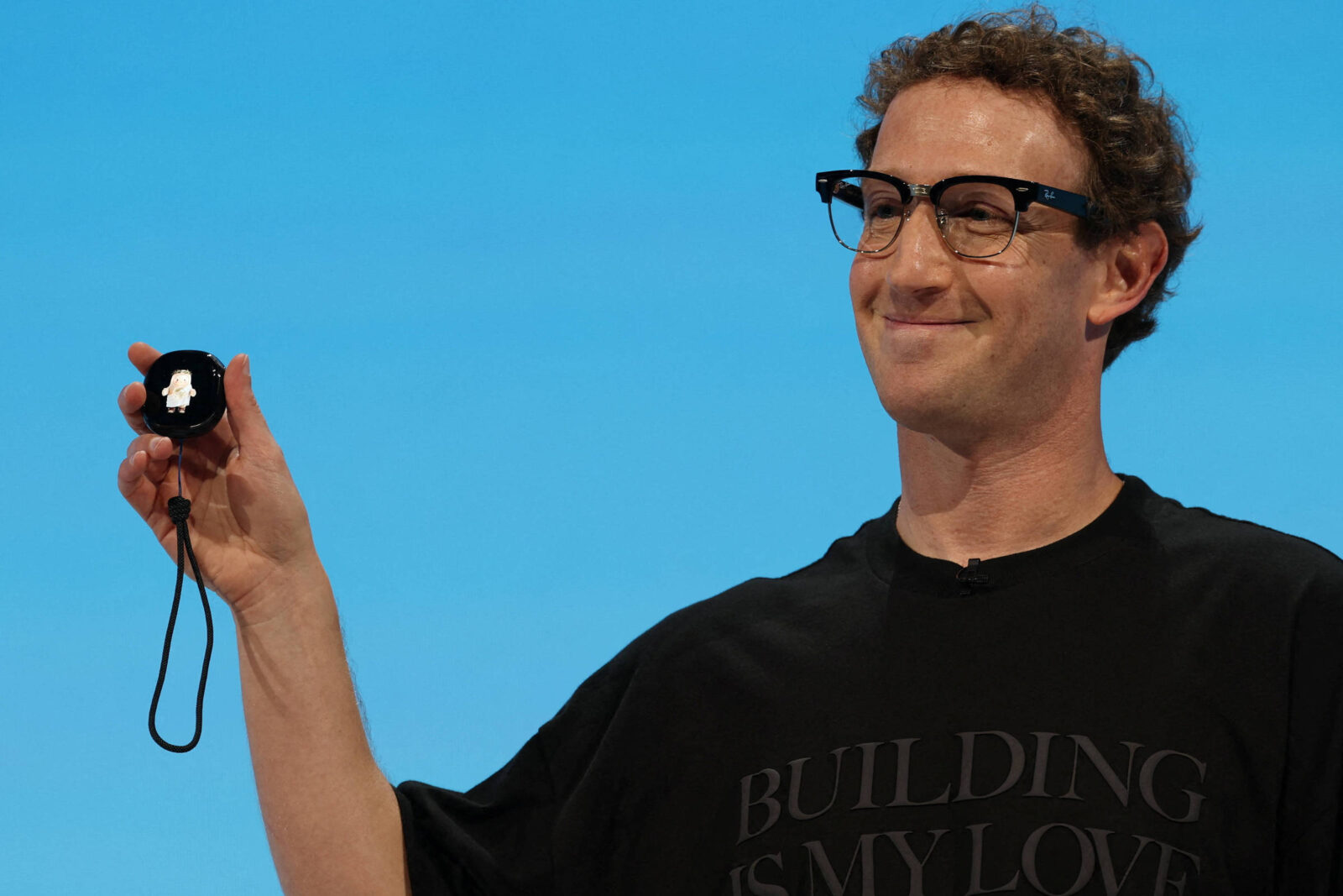 dispositivo-charm-da-meta-carrega-grandes-ambicoes-de-zuckerberg-em-relacao-a-ia