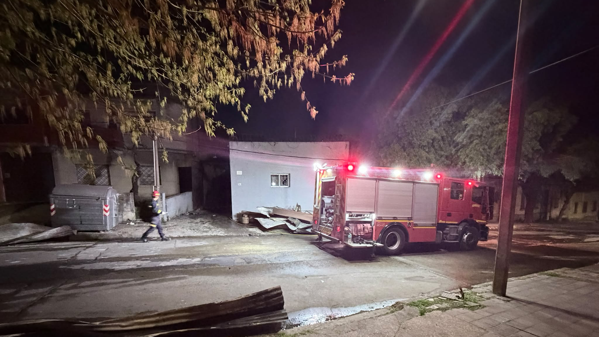incendio-en-deposito-de-productos-de-santeria-en-montevideo-dejo-a-un-hombre-en-cti-con-graves-quemaduras