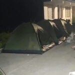 en-chaparral,-tolima,-familias-siguen-durmiendo-en-carpas-sobre-andenes-por-temor-a-los-sismos:-van-mas-de-600-movimientos,-y-no-deja-de-temblar