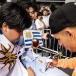 locura-por-la-seleccion-uruguaya-en-la-despedida-de-japon:-lucas-torreira,-con-un-vendaje-en-la-mano,-y-diego-forlan-firmaron-autografos-ante-cientos-de-fans