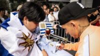 locura-por-la-seleccion-uruguaya-en-la-despedida-de-japon:-lucas-torreira,-con-un-vendaje-en-la-mano,-y-diego-forlan-firmaron-autografos-ante-cientos-de-fans