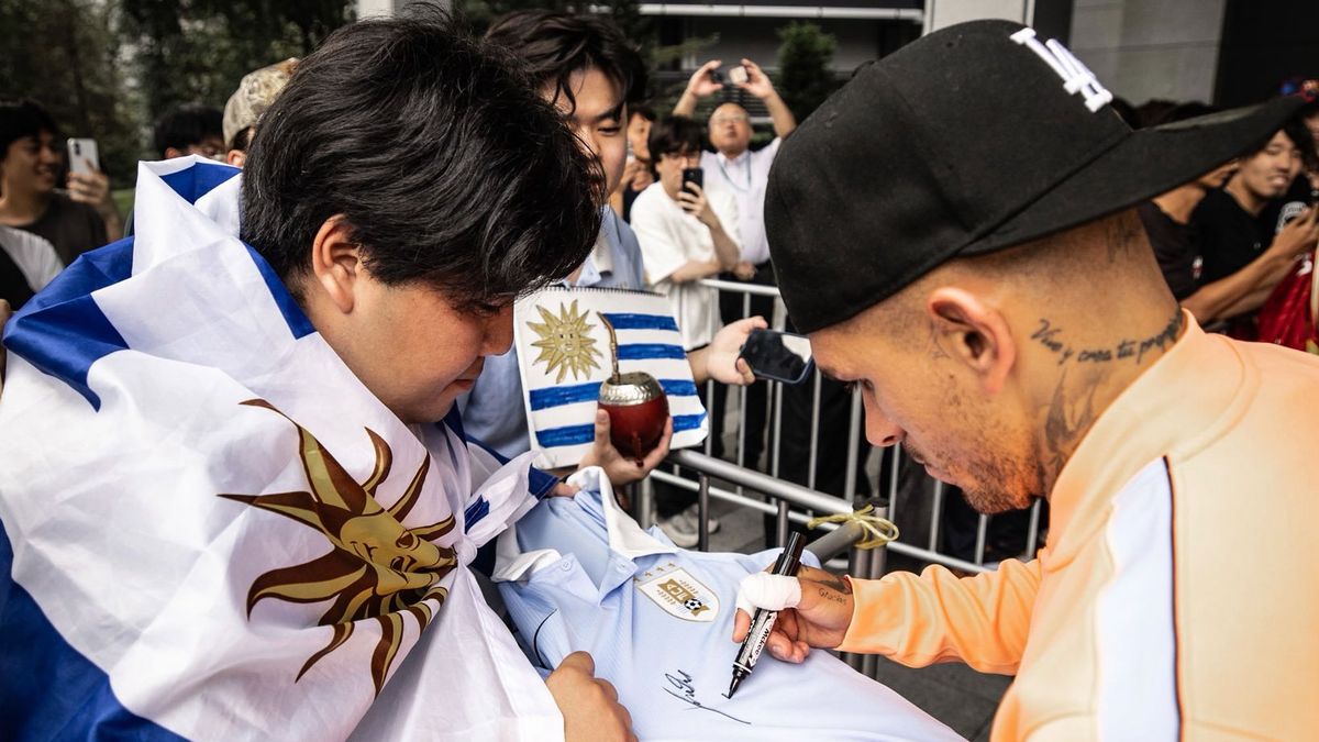 locura-por-la-seleccion-uruguaya-en-la-despedida-de-japon:-lucas-torreira,-con-un-vendaje-en-la-mano,-y-diego-forlan-firmaron-autografos-ante-cientos-de-fans