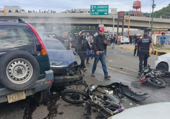 un-fallecido-y-15-heridos-deja-choque-multiple-de-gandola-en-la-yaguara