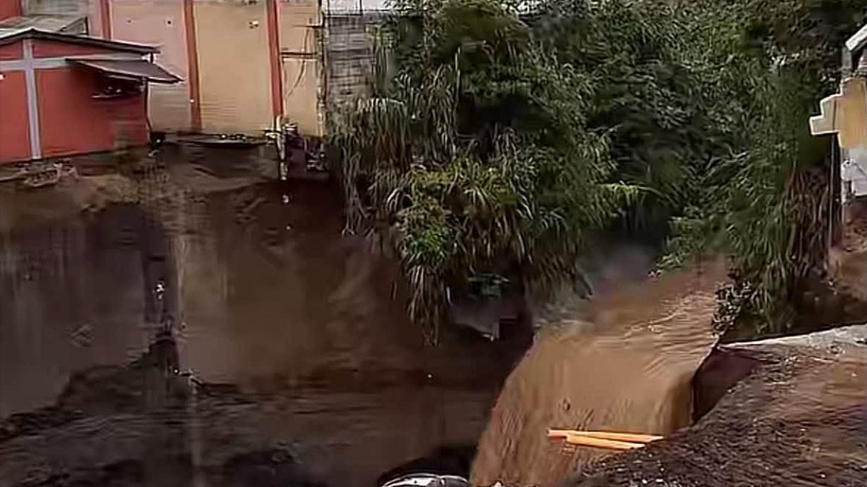 casas-siguen-colapsando-en-villa-hermosa-por-crecida-del-rio-platanitos