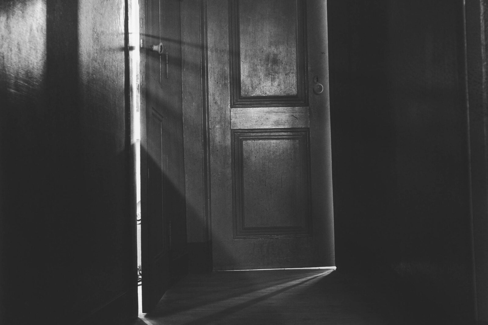 fernando-lemos-exorciza-as-ditaduras-em-portugal-e-no-brasil-com-o-surrealismo