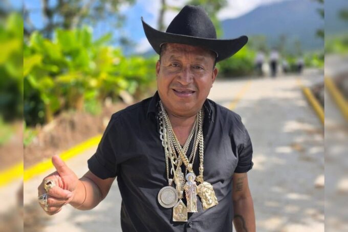 ¿quien-es-el-alcalde-que-dice-ganar-q100-mil-diarios-y-lleva-un-dije-de-la-santa-muerte?