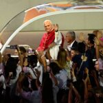 papa-leao-14-se-encontra-com-imigrantes-antes-de-grande-missa-na-champs-elysees,-em-paris