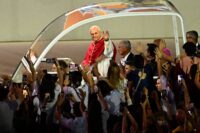 papa-leao-14-se-encontra-com-imigrantes-antes-de-grande-missa-na-champs-elysees,-em-paris