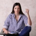 “si-vamos-a-medir-la-adultez-con-los-criterios-del-siglo-xx,-no-hay-mas-adultos”:-flor-sichel-llega-a-montevideo-con-su-show-sobre-la-era-del-agotamiento