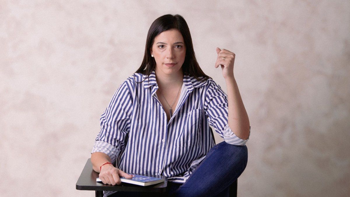 “si-vamos-a-medir-la-adultez-con-los-criterios-del-siglo-xx,-no-hay-mas-adultos”:-flor-sichel-llega-a-montevideo-con-su-show-sobre-la-era-del-agotamiento