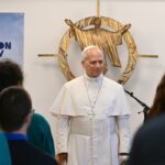 leon-xiv-llama-a-“honrar-la-dignidad”-de-los-migrantes-durante-su-visita-a-un-centro-en-paris