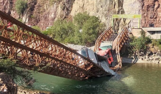 dos-volquetes-con-minerales-quedan-atrapados-tras-colapso-del-puente-pampatama-en-apurimac
