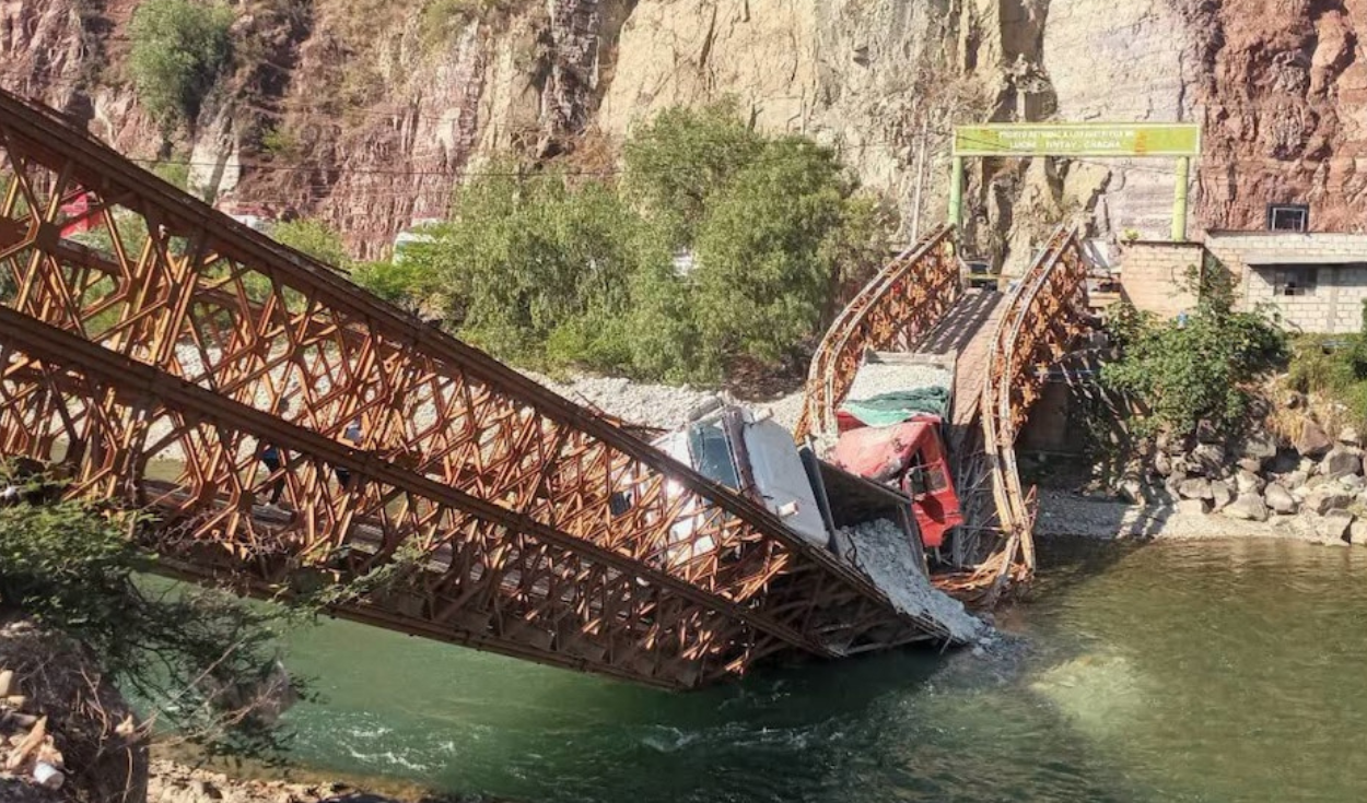 dos-volquetes-con-minerales-quedan-atrapados-tras-colapso-del-puente-pampatama-en-apurimac
