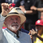 a-ocho-dias-de-las-elecciones,-lula-y-flavio-bolsonaro-disputan-el-voto-en-sao-paulo-y-rio