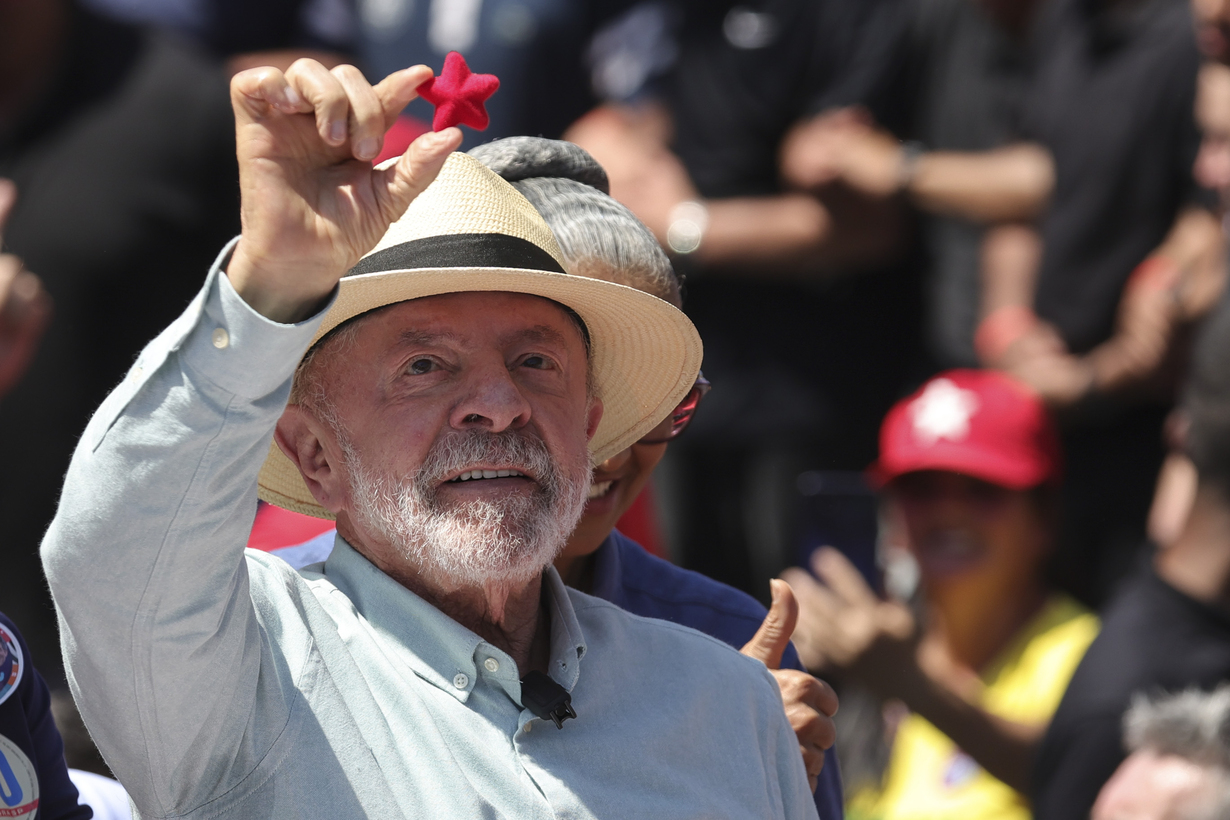 a-ocho-dias-de-las-elecciones,-lula-y-flavio-bolsonaro-disputan-el-voto-en-sao-paulo-y-rio