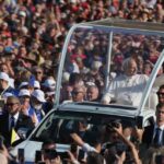 le-pape-leon xiv-se-recueille-devant-un-symbole-des-victimes-de-violences-sexuelles-dans-l’eglise,-a-lourdes