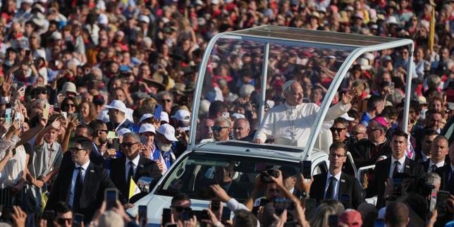 le-pape-leon xiv-se-recueille-devant-un-symbole-des-victimes-de-violences-sexuelles-dans-l’eglise,-a-lourdes