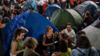 activistas-de-izquierda-acampan-en-puerta-del-sol-para-reclamar-por-un-“decreto-maricarmen”