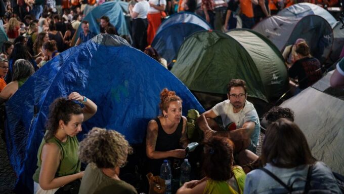 activistas-de-izquierda-acampan-en-puerta-del-sol-para-reclamar-por-un-“decreto-maricarmen”