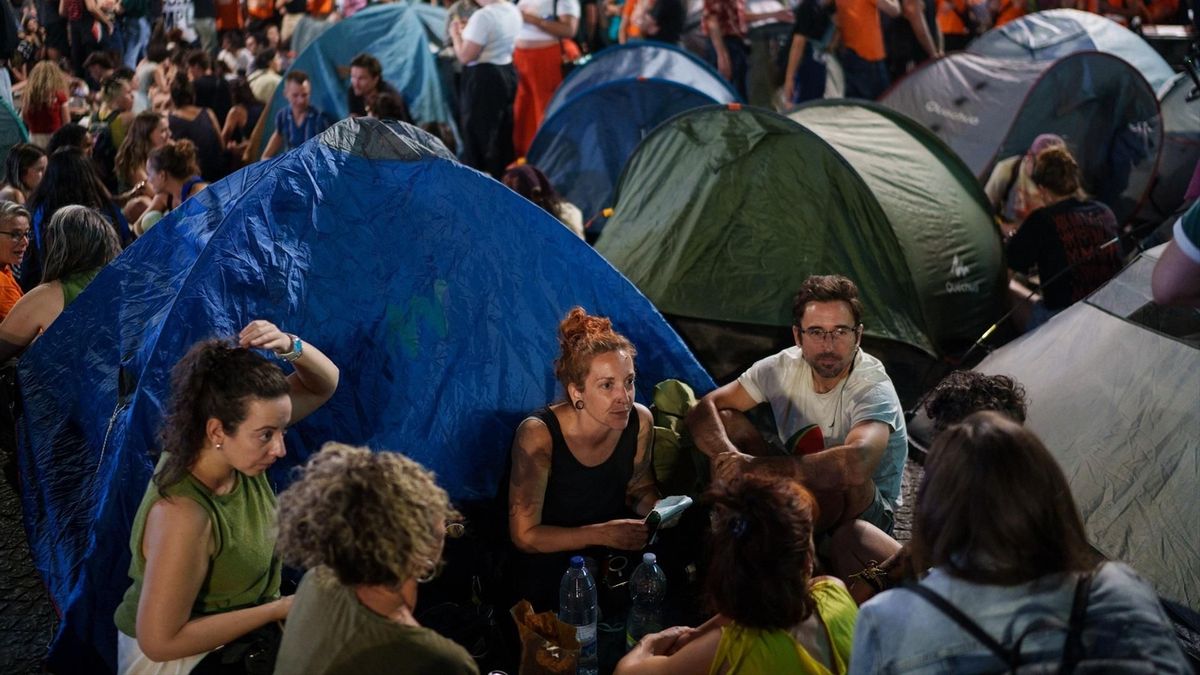 activistas-de-izquierda-acampan-en-puerta-del-sol-para-reclamar-por-un-“decreto-maricarmen”