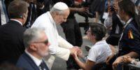 visite-du-pape-a-lourdes :-leon-xiv-reaffirme-son-opposition-a-l’aide-a-mourir-et-denonce-le-« fleau »-des-violences-sexuelles-au-sein-de-l’eglise