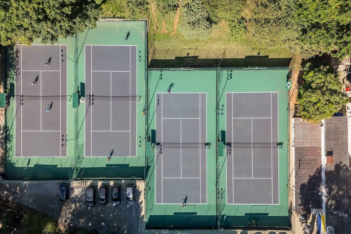 prefeitura-apura-suspeita-de-funcionamento-de-escola-de-tenis-em-terreno-cedido-para-atividades-da-puc-sp