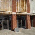 ades-montevideo-denuncio-un-operativo-policial-“violento”-en-el-liceo-70:-un-portero-fue-detenido-y-termino-internado