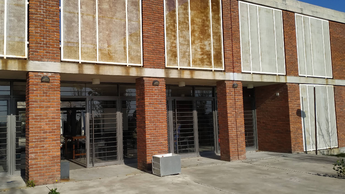 ades-montevideo-denuncio-un-operativo-policial-“violento”-en-el-liceo-70:-un-portero-fue-detenido-y-termino-internado
