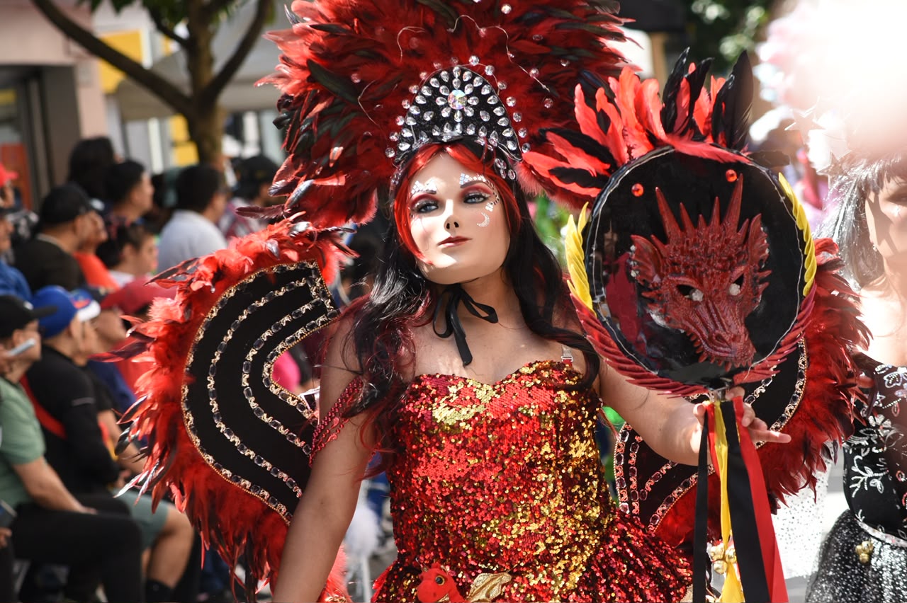 mascaras,-guerreros-y-botargas:-asi-se-diferencian-los-vestuarios-de-los-convites