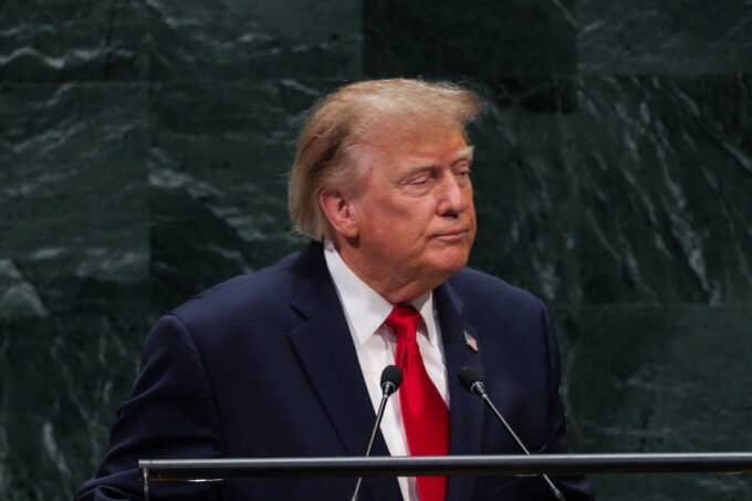 trump-muestra-un-“antes-y-despues”-de-la-sala-de-prensa-de-la-casa-blanca-con-una-piscina