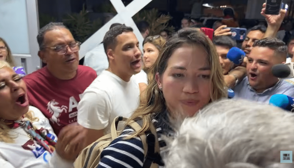 “yo-estoy-abriendo-camino”-dijo-claudia-macero-del-equipo-de-maria-corina-al-llegar-a-venezuela