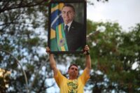 em-goiania,-flavio-bolsonaro-acusa-cnbb-de-ajudar-pt-com-fake-news