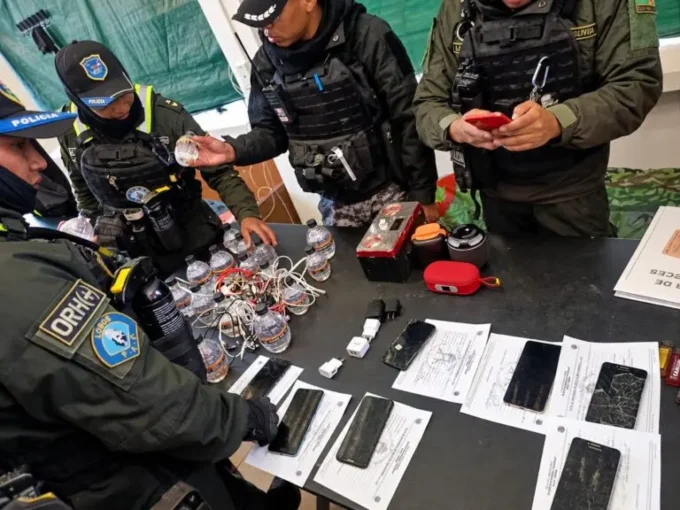 secuestran-celulares-y-armas-blancas-en-carceles-de-la-paz-y-sucre