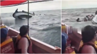 en-video-quedo-registrado-el-momento-en-que-una-lancha-con-turistas-se-volco-en-aguas-de-santa-marta:-fuerte-oleaje-habria-provocado-el-accidente