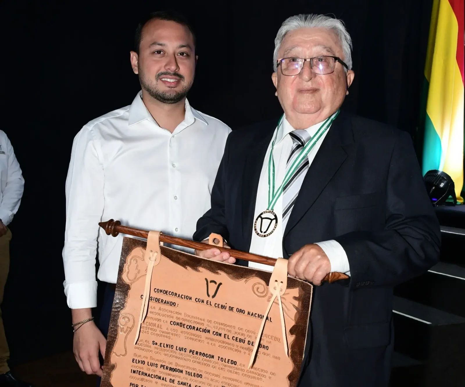 luis-perrogon-toledo-recibe-la-distincion-cebu-de-oro