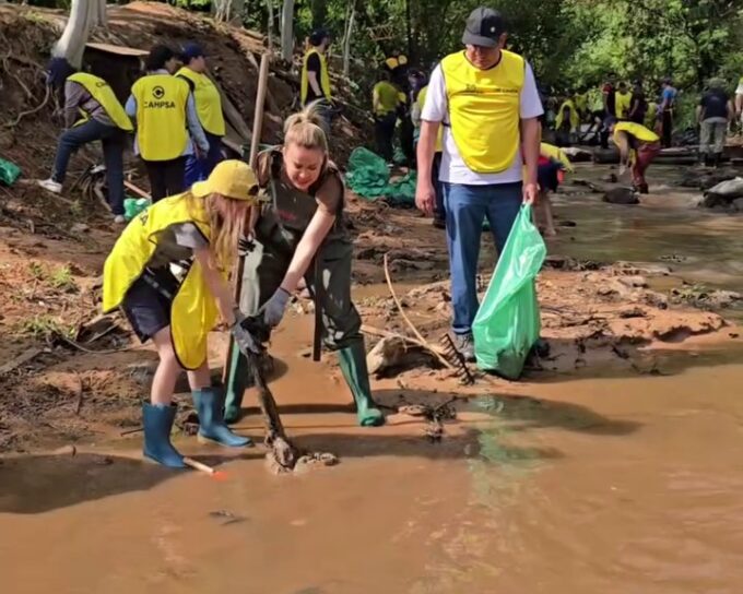 (video)-¡dallys-ferreira-y-su-familia-fueron-a-limpiar-un-arroyo!