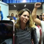aliada-de-maria-corina-retorna-a-venezuela-e-mobiliza-apoiadores