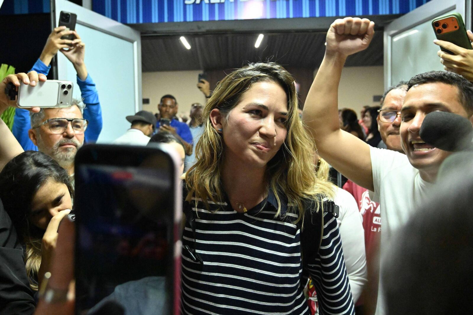 aliada-de-maria-corina-retorna-a-venezuela-e-mobiliza-apoiadores