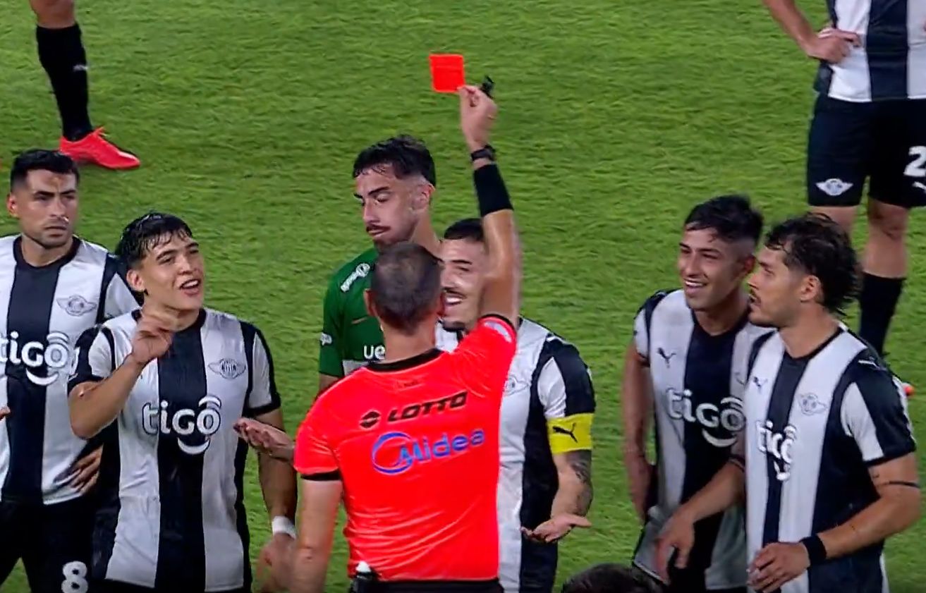 (video)-asi-fue-la-expulsion-del-capi-de-libertad-en-el-partido-contra-olimpia