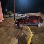apos-colisao-com-amarok,-corsa-invade-calcada-e-derruba-placa-em-apucarana